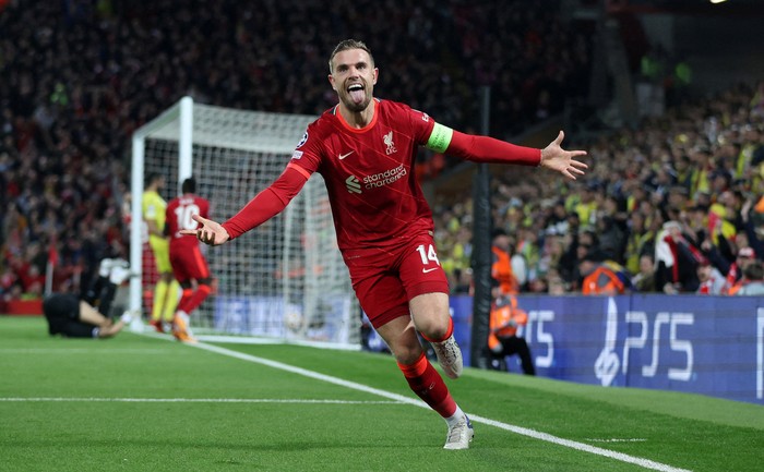 Momen Liverpool Bungkam Villarreal di Leg Pertama Liga Champions Soccer Football - Champions League - Semi Final - First Leg - Liverpool v Villarreal - Anfield, Liverpool, Britain - April 27, 2022 Liverpool's Jordan Henderson celebrates with Luis Diaz and teammates after Villarreal's Pervis Estupinan scored Liverpool's first with an own goal after deflecting a shot by Henderson Action Images via Reuters/Carl Recine