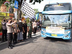 Polresta Denpasar Angkut 150 Pemudik Tujuan Banyuwangi-Jember Gratis