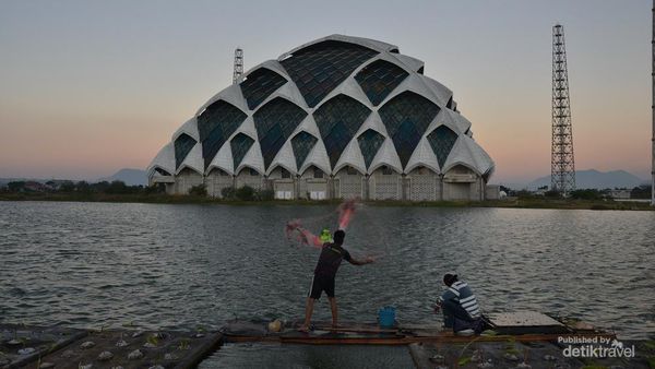 Foto: Ngabuburit di Tepi Masjid Raya Al-Jabbar