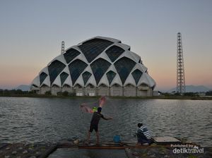 Foto: Ngabuburit di Tepi Masjid Raya Al-Jabbar Foto: Ngabuburit di Tepi Masjid Raya Al-Jabbar