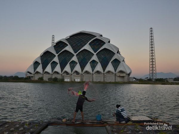 Foto: Ngabuburit di Tepi Masjid Raya Al-Jabbar