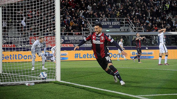 BOLOGNA, ITALY - APRIL 27: Nicola Sansone of Bologna FC celebrates after scoring his teams second goal during the Serie A match between Bologna FC and Internazionale at Stadio Renato DallAra on April 27, 2022 in Bologna, Italy. (Photo by Mario Carlini / Iguana Press/Getty Images)