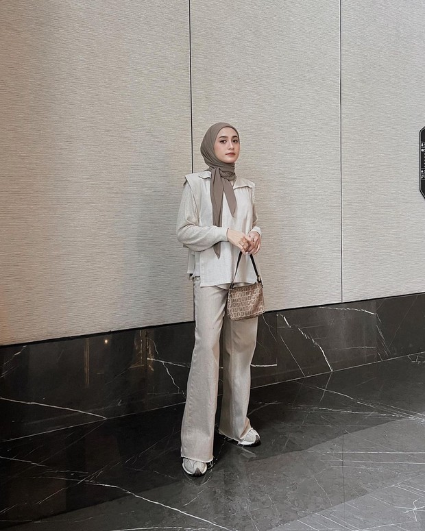 Outfit hari raya dengan kulot jeans/Foto: Instagram.com/helminursifah