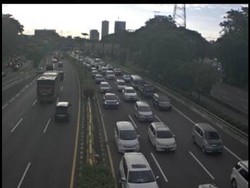 H-4 Lebaran, Tol Dalam Kota Senayan Arah Tebet Macet