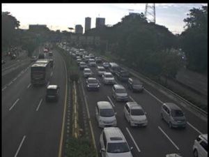 H-4 Lebaran, Tol Dalam Kota Senayan Arah Tebet Macet H-4 Lebaran, Tol Dalam Kota Senayan Arah Tebet Macet