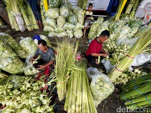H-4 Lebaran, Pedagang Kulit Ketupat di Palmerah Mulai Memanen Cuan
