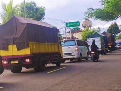 Jelang Pembatasan, Banyak Truk Terjebak Antrean di Gilimanuk
