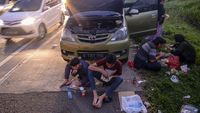Momen Pemudik Berbuka Puasa di Pinggir Tol