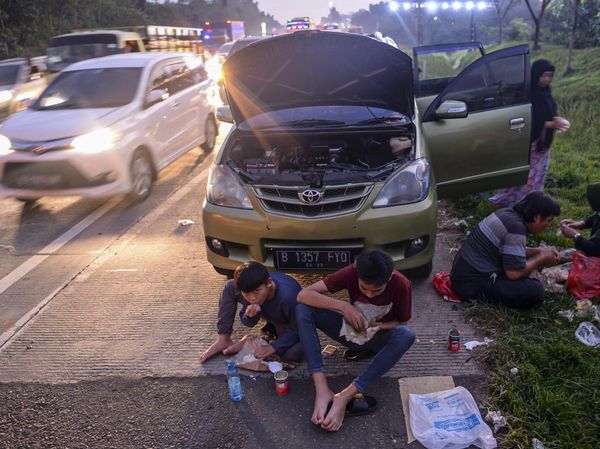 Momen Pemudik Berbuka Puasa di Pinggir Tol