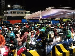 Pemudik Motor Padati Pelabuhan Merak Pagi Ini
