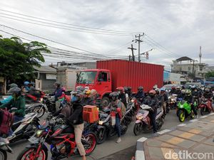 Pemudik Motor Mulai Bergerak, Padati Jalanan di Tambun Bekasi