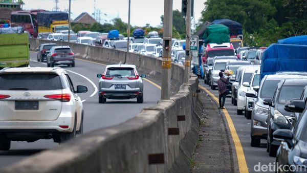 Penampakan Macet Mobil Pemudik di Gerbang Tol Merak
