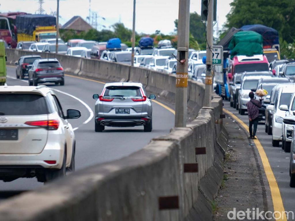 Penampakan Macet Mobil Pemudik di Gerbang Tol Merak Penampakan Macet Mobil Pemudik di Gerbang Tol Merak