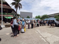 Hari Terakhir! Penukaran Uang di Pasar Pramuka Ramai Diserbu Warga