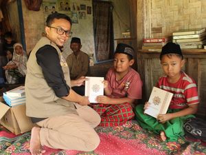 Pesan dan Makna di Balik Bantuan Al-Quran untuk Warga Jabar