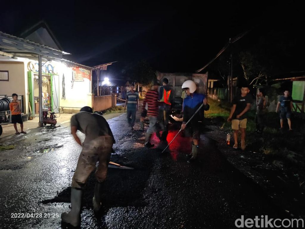 Jelang Lebaran, Ruas Jalan Provinsi di Pandeglang Diperbaiki Malam Hari