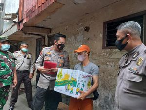 Polisi Berikan Bantuan untuk Petugas PSSU Korban Begal di Jakpus Polisi Berikan Bantuan untuk Petugas PSSU Korban Begal di Jakpus