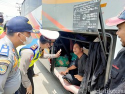 Polisi Kaget Gegara Ada yang Tidur di Bagasi Barang Bus Mudik