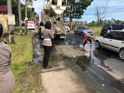 Rawan Kecelakan, Jalan Rusak di Kota Bengkulu Diperbaiki Polisi
