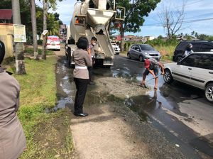 Rawan Kecelakan, Jalan Rusak di Kota Bengkulu Diperbaiki Polisi Rawan Kecelakan, Jalan Rusak di Kota Bengkulu Diperbaiki Polisi