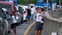 Rupa-rupa Pemudik Bunuh Waktu Gegara Macet di Tol Merak