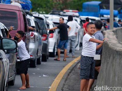 Rupa-rupa Pemudik Bunuh Waktu Gegara Macet di Tol Merak