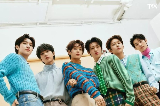 Potret TNX dalam foto konsep album Way Up