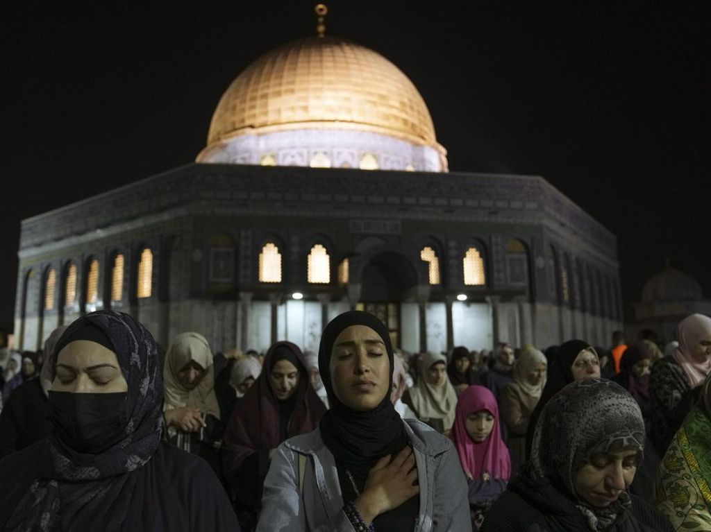 Potret Para Pencari Lailatul Qadar di Kompleks Al-Aqsa Palestina Potret Para Pencari Lailatul Qadar di Kompleks Al-Aqsa Palestina