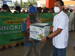 PPSDM Migas Beri Bingkisan ke Karyawan & Bagi Takjil untuk Warga Cepu