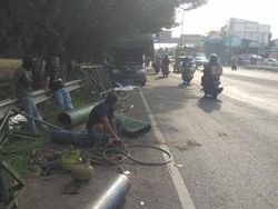 Silakan Lewat, Reklame Jumbo Miring di Pantura Batang Sudah Disingkirkan