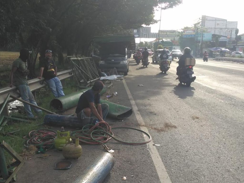 Silakan Lewat, Reklame Jumbo Miring di Pantura Batang Sudah Disingkirkan Silakan Lewat, Reklame Jumbo Miring di Pantura Batang Sudah Disingkirkan