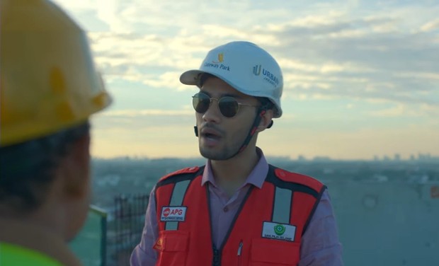 Refal hady berperan sebagai mandor proyek/Foto: youtube.com/Soraya Intercine Films Refal hady berperan sebagai mandor proyek/Foto: youtube.com/Soraya Intercine Films