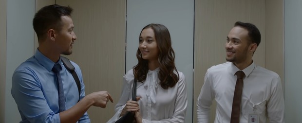 Refal hady berperan sebagai pegawai bank/Foto: youtube.com/Soraya Intercine Films Refal hady berperan sebagai pegawai bank/Foto: youtube.com/Soraya Intercine Films