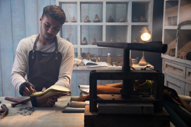 Refal hady berperan sebagai pengusaha sepatu/Foto: twitter.com/NetfilxFilm Refal hady berperan sebagai pengusaha sepatu/Foto: twitter.com/NetfilxFilm