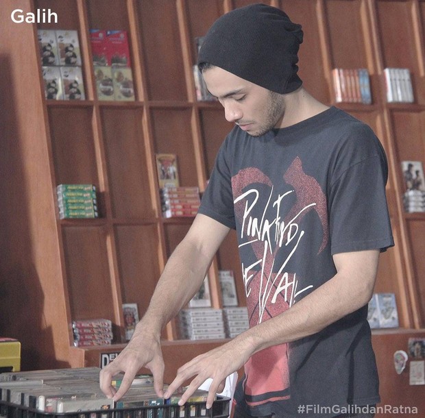 Refal hady berperan sebagai penjual kaset/Foto: instagram.com/filmgalihdanratna Refal hady berperan sebagai penjual kaset/Foto: instagram.com/filmgalihdanratna