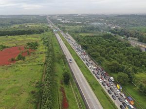 Banyak Mobil Parkir di Bahu Jalan Bikin Kepadatan di Tol Cipali