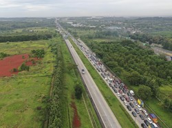 Banyak Mobil Parkir di Bahu Jalan Bikin Kepadatan di Tol Cipali