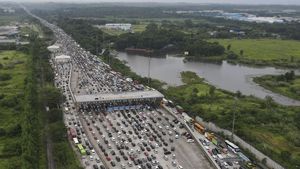 Foto Udara Macet Panjang Pemudik di Tol Cikampek-Cipali Pagi Ini