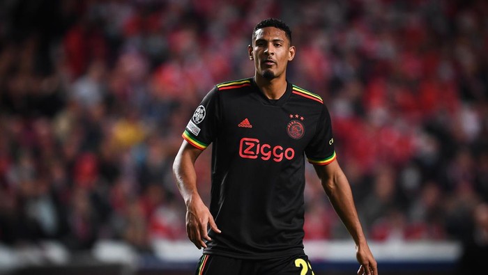 LISBON, PORTUGAL - FEBRUARY 23: Sébastien Haller of AFC Ajax in action during the UEFA Champions League Round Of Sixteen Leg One match between SL Benfica and AFC Ajax at Estadio da Luz on February 23, 2022 in Lisbon, Portugal. (Photo by Octavio Passos/Getty Images)