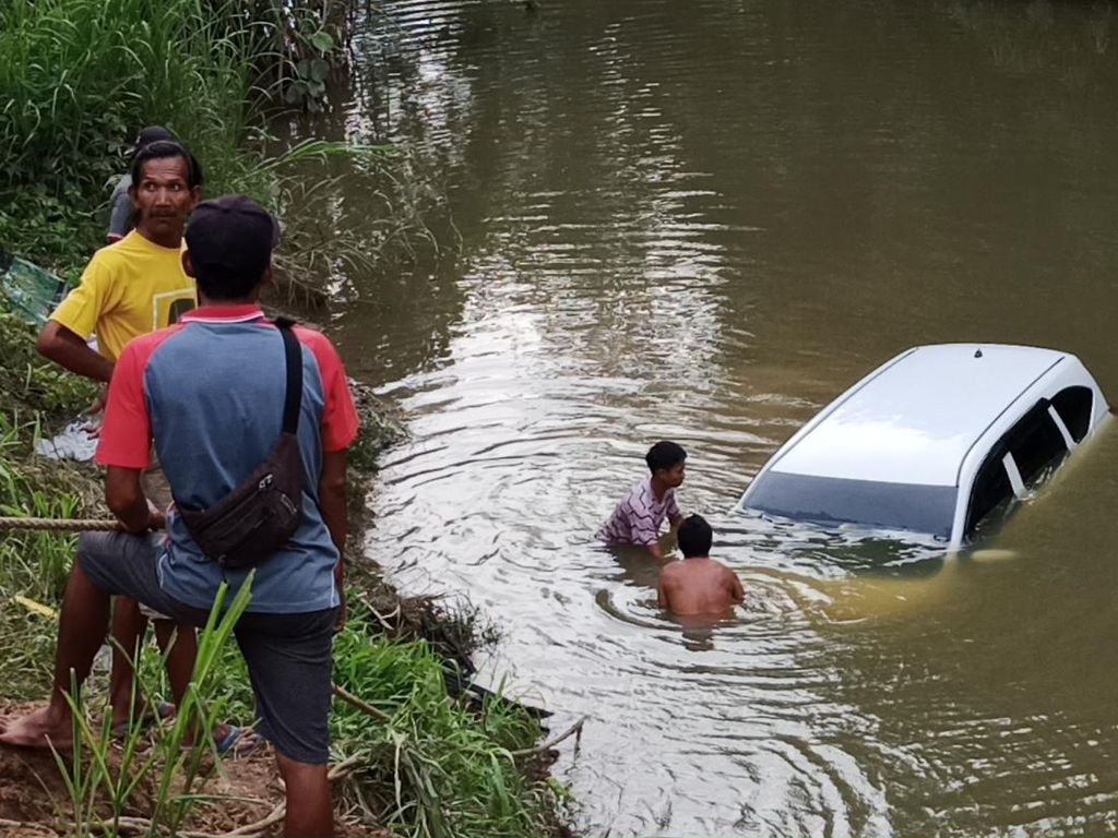 Mobil di Enrekang Terjun ke Sungai Gegara Hilang Kendali