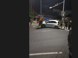 Sopir Mabuk, Mobil Brio Seruduk Lampu Penerangan Jalan di Kuta