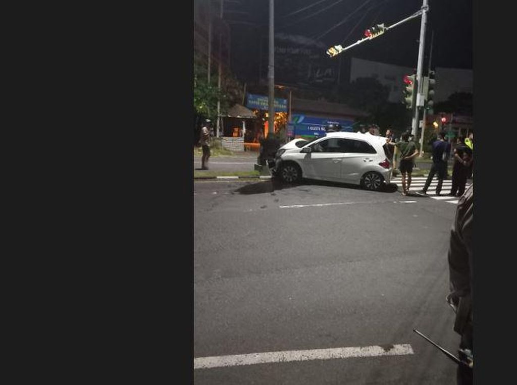 Sopir Mabuk, Mobil Brio Seruduk Lampu Penerangan Jalan di Kuta