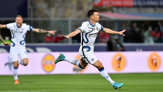 Soccer Football - Serie A - Bologna v Inter Milan - Stadio Renato Dall'Ara, Bologna, Italy - April 27, 2022 Inter Milan's Ivan Perisic celebrates scoring their first goal REUTERS/Jennifer Lorenzini