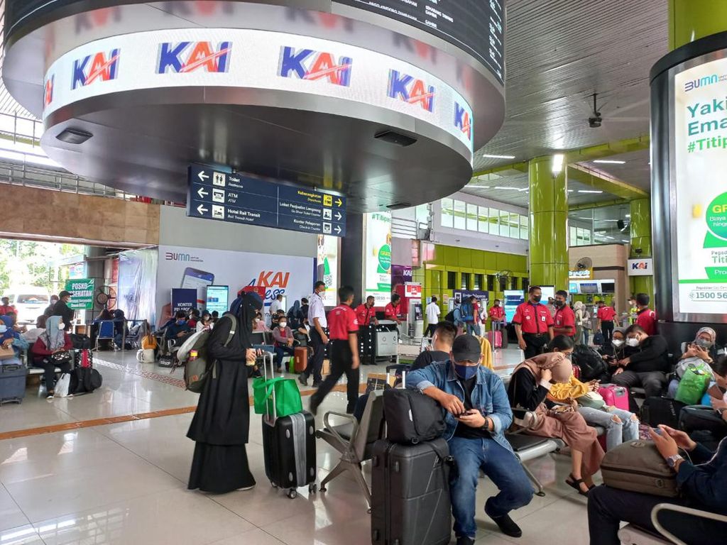 PPKM Dicabut Jokowi, Naik KA Masih Wajib Booster dan Pakai Masker PPKM Dicabut Jokowi, Naik KA Masih Wajib Booster dan Pakai Masker