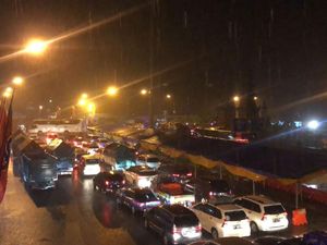 Gilimanuk Ditutup karena Cuaca Buruk, Antrean Pemudik Mengular Gilimanuk Ditutup karena Cuaca Buruk, Antrean Pemudik Mengular