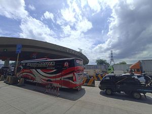 Polisi Buka-Tutup Gerbang Tol Cikupa Cegah Penumpukan Kendaraan di Merak