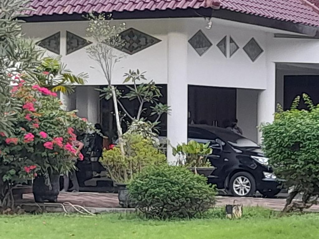 KPK Bawa 3 Koper Usai Geledah Rumah Dinas Bupati Bogor Ade Yasin