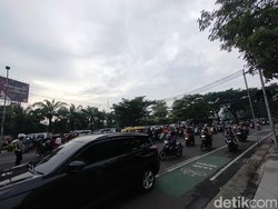 Bundaran Waru Macet Imbas Frontage Ahmad Yani Ditutup untuk Mudik Gratis