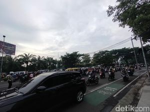 Bundaran Waru Macet Imbas Frontage Ahmad Yani Ditutup untuk Mudik Gratis Bundaran Waru Macet Imbas Frontage Ahmad Yani Ditutup untuk Mudik Gratis