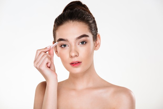 Tips Membuat Alis Agar Lebih Percaya Diri Sesuaikan warna pensil alis dengan warna rambut/foto:freepik